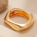 Dettaglio del bracciale rigido dorato con finitura metallica a specchio lucida - Bracciale - Oro Irregolare