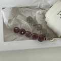Détail de barrettes à perles gris et bordeaux avec base dorée dans un coffret cadeau - Paire Gris Violet