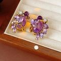 Detalle de pendientes vintage dorados con cristales morados y perlas en un joyero - Silver Earring Post - Púrpura