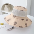 Dettaglio del cappello da sole beige con orsetti, mesh traspirante e cordino regolabile - 54cm / Arancione