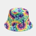 Λεπτομερής λήψη του ουράνιου τόξου tie-dye μοτίβου και των ενισχυμένων ραφών στο καπέλο bucket - M (56-58cm) / Χρώμα 5