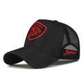 Gorra trucker negra con bordado de cabeza de león roja y paneles de malla trasera - Negro con bordado rojo