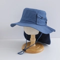 Dettaglio cappello da sole in nylon impermeabile con tesa larga e protezione nuca - 54cm (3-8 anni) / Blu