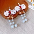Boucles d'oreilles nœud à pois avec perles blanches sur un plateau en bois chic - Style Nœud en Tissu à Gland (5906231372196)