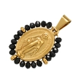 Macro di un medaglione ovale placcato oro 18K con rilievo di Maria e perle nere sfaccettate - Cristallo Nero Dorato
