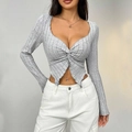 Eng anliegendes graues Langarm-Cropped-Oberteil mit V-Ausschnitt und vorderem Knotendetail - S / Grau