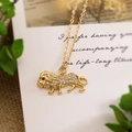 Collana con ciondolo a leone con occhi in gemma rossa e cristalli su catena dorata - Leone / Oro