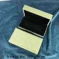 Dettaglio della scatola porta bracciale in finto camoscio verde con fodera nera e misure - Scatola per bracciali verde erba