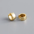 Dettaglio del marchio S925 sulla parte interna dell'orecchino a cerchio dorato - Diametro Interno 8mm / Piccolo (Oro)