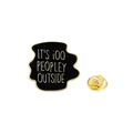 Badge en émail noir et doré avec texte It's Too Peopley Outside et attache papillon dorée - Il y a trop de monde dehors