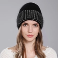 Berretto nero in maglia d'angora da donna con eleganti motivi metallici argentati - Nero