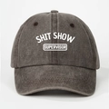 Vue détaillée de l'avant de la casquette de baseball gris anthracite délavé avec logo - Café