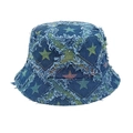 Detalle de los patrones de estrellas deshilachados en el sombrero de pescador de denim azul - M (56-58cm) / Azul oscuro