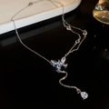 Collier en Y argenté avec pendentif papillon étincelant et zircon en forme de goutte - Collier à Glands Papillon Argenté