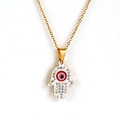 Détail du collier Main de Fatma plaqué or 18K avec œil porte-bonheur bleu et cristaux - Avec Collier / Or 18 carats / Or Rouge