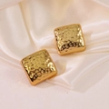 Boucles d'oreilles carrées dorées avec texture martelée sur fond de soie blanche - Style Doré (HQ6023)
