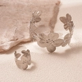 Detail van zilveren bloemen armband en ring set met textuur op natuursteen - Armband-ring tweedelige set / Zilver
