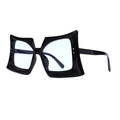 Occhiali da sole oversize a farfalla con montatura nera e lenti azzurre in vista laterale - Montatura Nera Lenti Blu