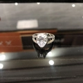 Anello halo a goccia placcato in oro bianco 18 carati con diamanti pavé e gambo diviso - goccia / US 6