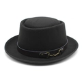 Détail d'un chapeau en feutre noir avec bandeau en cuir marron et boucle dorée - Noir