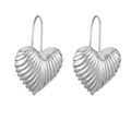 Orecchini a cuore in argento con strisce 3D testurizzate su sfondo bianco neutro - Argento