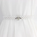 Chaîne de taille élastique en perles avec boucle abeille strass sur robe blanche - Abeille Argentée