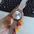 Dettaglio dell'orologio al quarzo quadrato in oro rosa con cinturino in maglia milanese - Oro Rosa