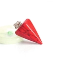 Colgante de turquesa roja en forma de cono triangular con enganche de metal plateado - Turquesa Roja