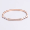 Detalle de la pulsera de acero oro rosa con incrustación de nácar y piedras de circonia - Oro rosa