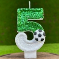 Bougie d'anniversaire foot numéro 5 avec paillettes vertes et décor de petit ballon - Chiffre 5