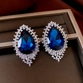 Dettaglio di orecchini a goccia blu scuro con strass lucidi su sfondo di velluto - Orecchini Con Ciondolo a Goccia d'Acqua (Perno in Argento-Argento-Blu-Colore AB)