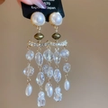 Dettaglio di orecchini di lusso con perle e cristalli nappa e finiture dorate - Orecchini (con perno in argento S925) / Bianco