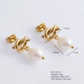 Dettaglio di orecchini di perle in acciaio placcato oro 18K con misure e specifiche - Stile Perla a Goccia d'Acqua con Fiocco d'Oro (556-01)