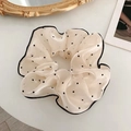 Eleganter cremefarbener Punkt-Haargummi mit schwarzem Wellenrand und Seidenglanz - Gepunktetes Scrunchie