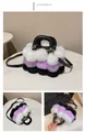 Dettaglio ravvicinato della borsa in pelliccia sintetica con texture bianca, viola e nera - Taglia unica / Giunzione a Tre Colori (Viola/Nero/Bianco) / Viola