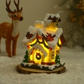 Detalle de casita de Navidad en miniatura luminosa con árbol festivo y techo con nieve - Estilo C