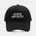 Dettaglio cappellino trucker nero in mesh con ricamo bianco GOD'S FAVORITE sul fronte - Nero con Tesa Nera