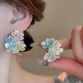Dettaglio degli orecchini a perno con fiori in resina colorata e accenti in cristallo - 5# Grappolo di Fiori Elegante Multicolore (WE2593)