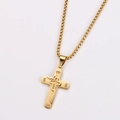 Detailopname van gouden dubbellaagse ketting met kruishanger en ingelegde diamantjes - Goud (Met Ketting)
