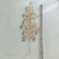 Détail de tiges de cloches dorées au design évidé sur marbre avec ruban à mesurer - Décoration de Cloche Dorée