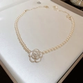 Dettaglio collana di perle vintage con ciondolo camelia dorata in scatola regalo - Collana di Perle Bianche con Ciondolo a Camelia Dorata (Stile 48)