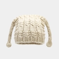 Detailaufnahme der grob gestrickten beigen Ohrenklappenmütze mit geflochtenen Bändern - Beige