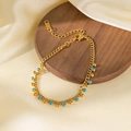 Collar de cadena dorada con cuentas azul cielo y dijes redondos en bandeja de madera - Pulsera de cuentas azules y doradas (E2116) / Dorado