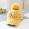 Dettaglio del cappello bimbo in pile giallo con pompon e ricamo di orsetto adorabile - Bambini (51-53CM) / Giallo