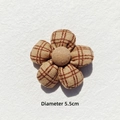 Detalle de la flor de tela a cuadros de 5,5 cm con medidas sobre fondo blanco texturizado - Tipo estándar / Caqui Cuadrícula