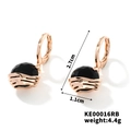Dettaglio orecchini a goccia con pietre nere in oro rosa con misura di 2,7 cm di altezza - Stile Pietra Nera Oro Rosa (KE00016RB)