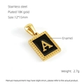 Détail macro du pendentif lettre A en acier inoxydable plaqué or 18 carats et émail noir - Lettre A