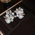 Elegante Blumenstecker-Ohrringe mit weißen Perlen und Kristallen auf goldener Basis - Wassertropfen Kristallcluster Perlenstecker (34)