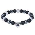 Nahaufnahme der 8mm mattschwarzen Achatperlen mit silbernem Herzanhänger und Gummiband - Bergkristall Armband