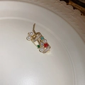 Broche de copa dorada con perlas blancas e incrustaciones de circonita de color - Forma de Taza de Té con Leche (HP505) / Dorado